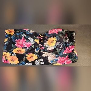 Torrid womens plus 3 black with bright floral. Laced neckline strapless.